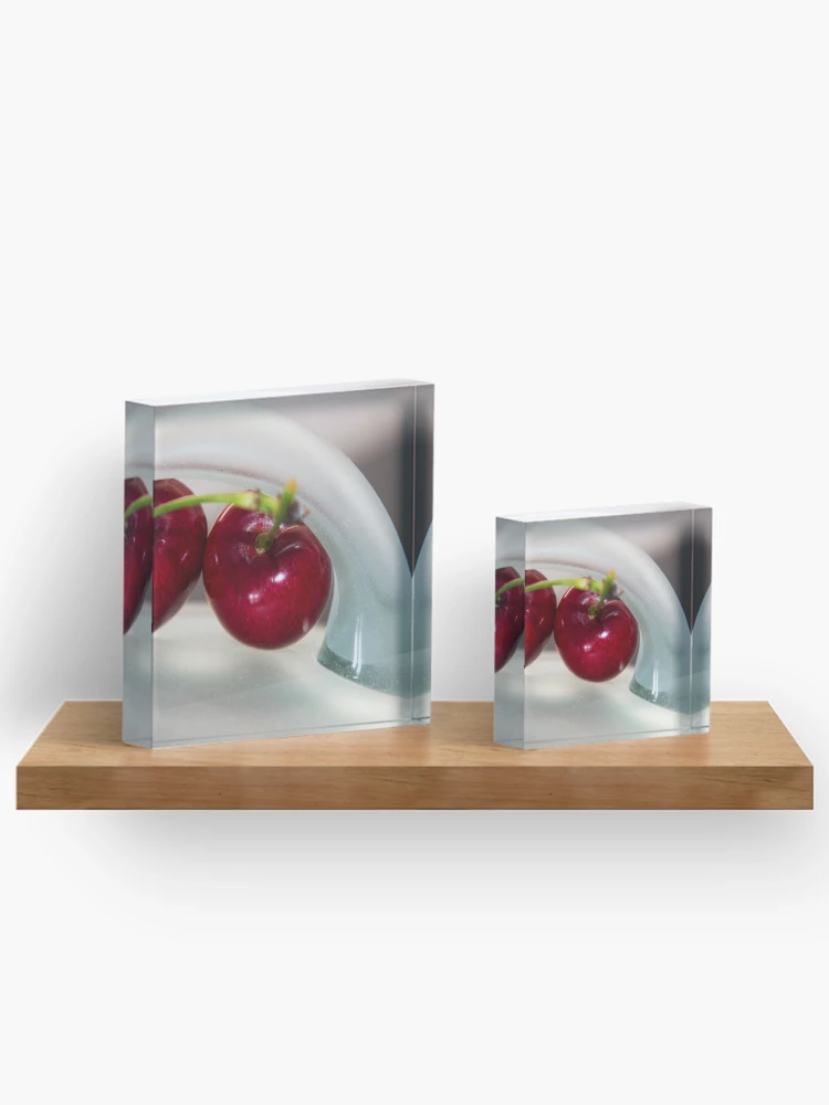 Aperçu 3 sur 5. Bloc acrylique avec l'œuvre Cerises-Fruits Rouges créée et vendue par TessAndre.