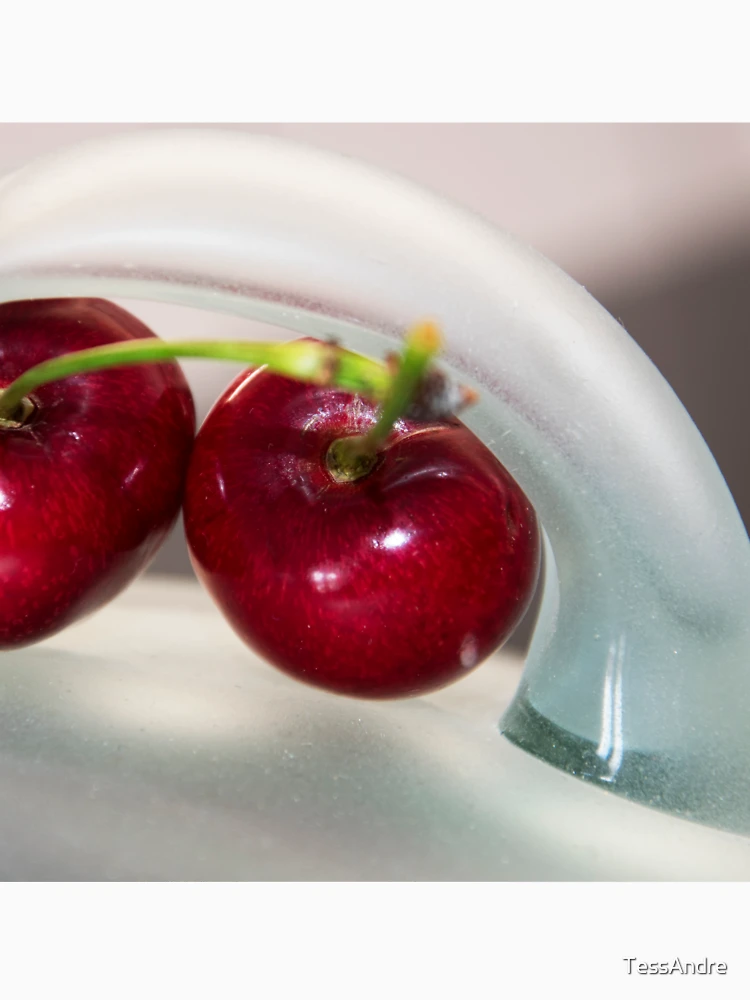 Aperçu 6 sur 6. Sweat à capuche épais avec l'œuvre Cerises-Fruits Rouges créée et vendue par TessAndre.
