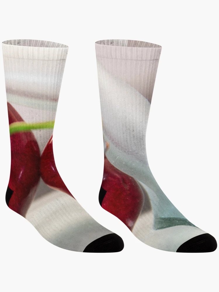 Aperçu 3 sur 5. Chaussettes avec l'œuvre Cerises-Fruits Rouges créée et vendue par TessAndre.