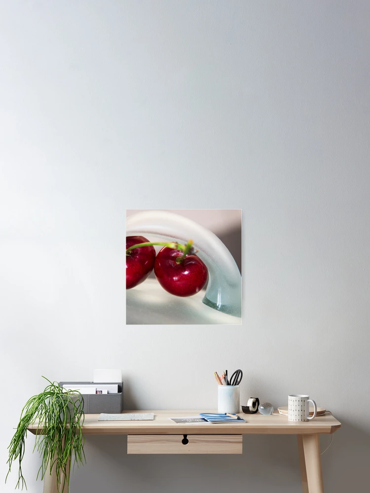 Aperçu 2 sur 3. Poster avec l'œuvre Cerises-Fruits Rouges créée et vendue par TessAndre.