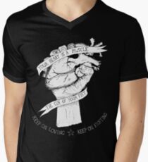 Dein Herz ist eine Muskelumkehrung T-Shirt mit V-Ausschnitt