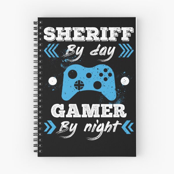 Artikelvorschau, Sheriff By Day Gamer By Night für den besten Sheriff entworfen und verkauft von SVPOD.