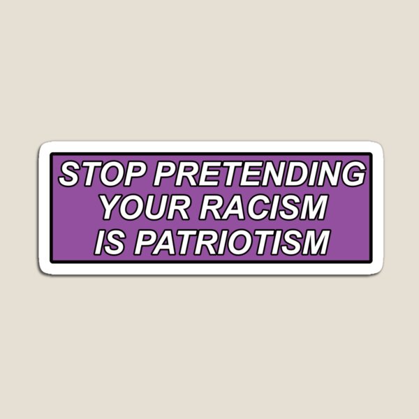 Vista previa del artículo con la obra «DEJA DE PRETENDER QUE TU RACISMO ES PATRIOTISMO PÚRPURA», diseñado y vendido por divinefemme.
