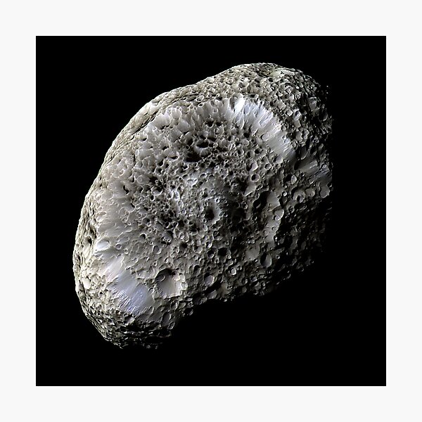 Artikel-Vorschau von Saturns Battered Moon Hyperion (Cassini-Mission), designt und verkauft von Raureif.