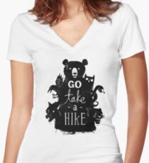 Geh Nimm eine Wanderung Tailliertes T-Shirt mit V-Ausschnitt