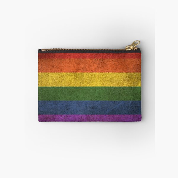 Item preview,  Se siente angustiado y sucio. Las texturas ásperas y los rasguños cubren la bandera, lo que ayuda a crear un aspecto vintage. Este elegante patrón de bandera andrajosa y desgastada es una excelente manera de mostrar su apoyo a los homosexuales designed and sold by JeffBartels.