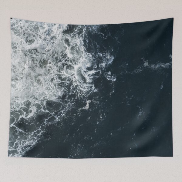 Aperçu de l'œuvre /// Quand la lumière rencontre l'obscurité /// Antenne drone d'un océan bleu gris sombre et turbulent après une tempête d'automne créée et vendue par Est-Image-Co.