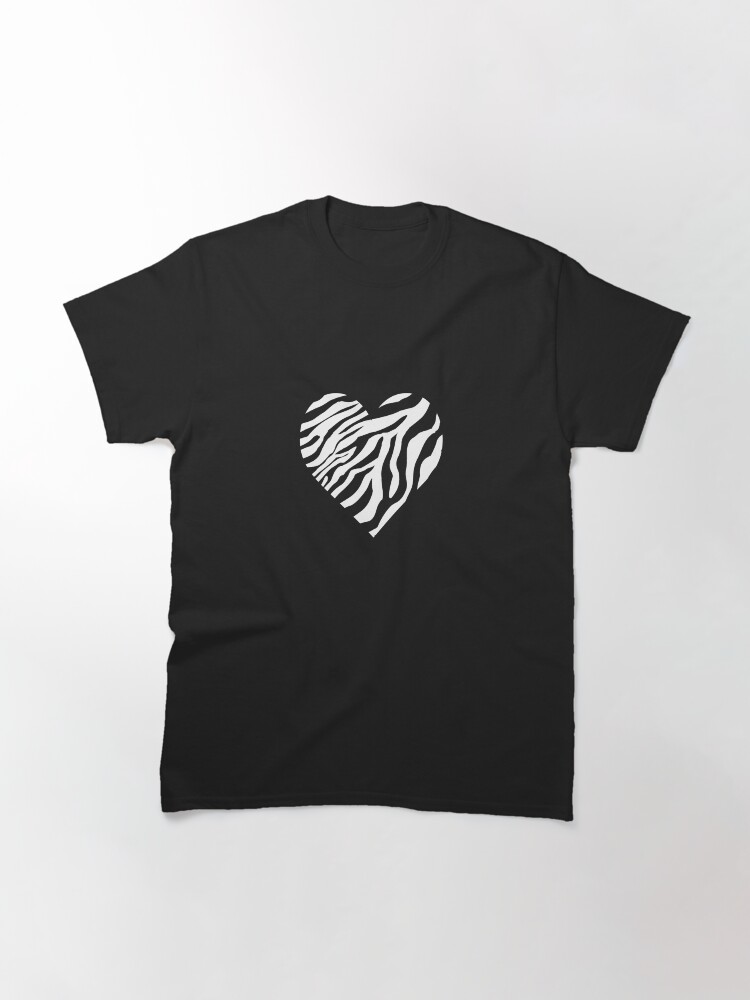 Aperçu 3 sur 7. T-shirt classique avec l'œuvre Coeur de zèbre blanc pour fond sombre créée et vendue par AudreyJanvier.