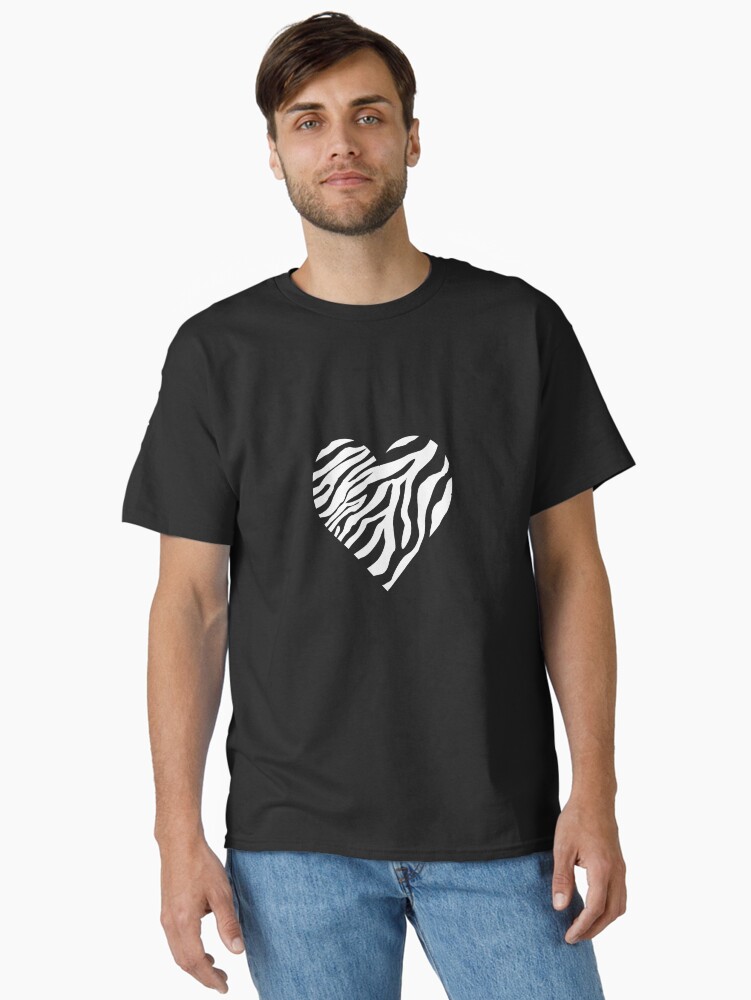Aperçu 1 sur 7. T-shirt classique avec l'œuvre Coeur de zèbre blanc pour fond sombre créée et vendue par AudreyJanvier.