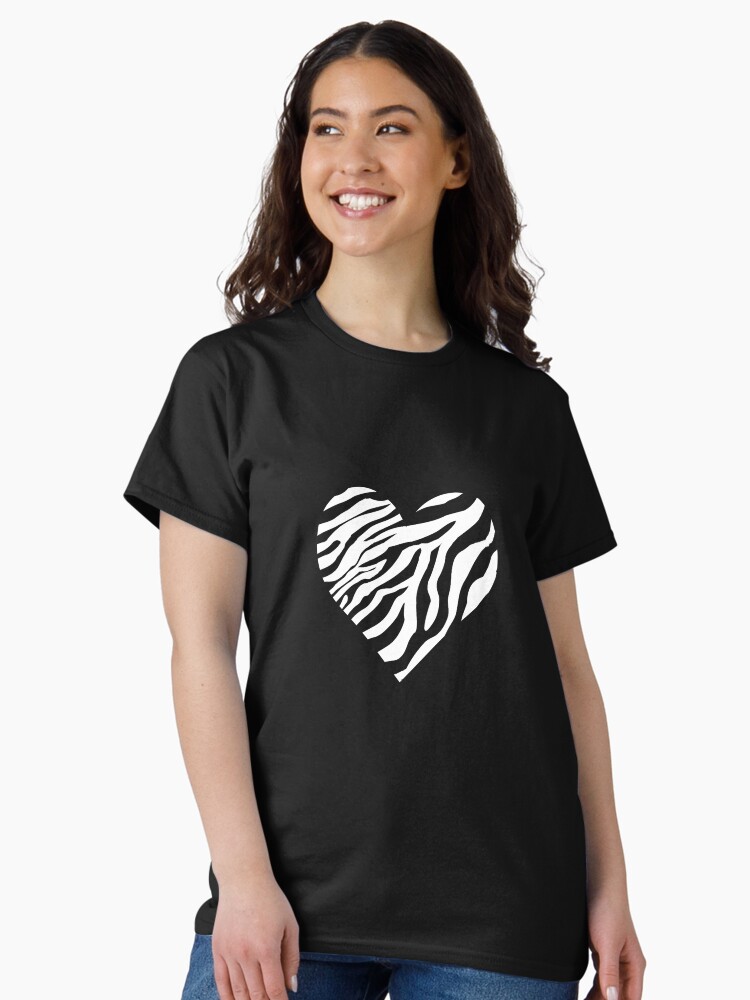 Aperçu 2 sur 7. T-shirt classique avec l'œuvre Coeur de zèbre blanc pour fond sombre créée et vendue par AudreyJanvier.