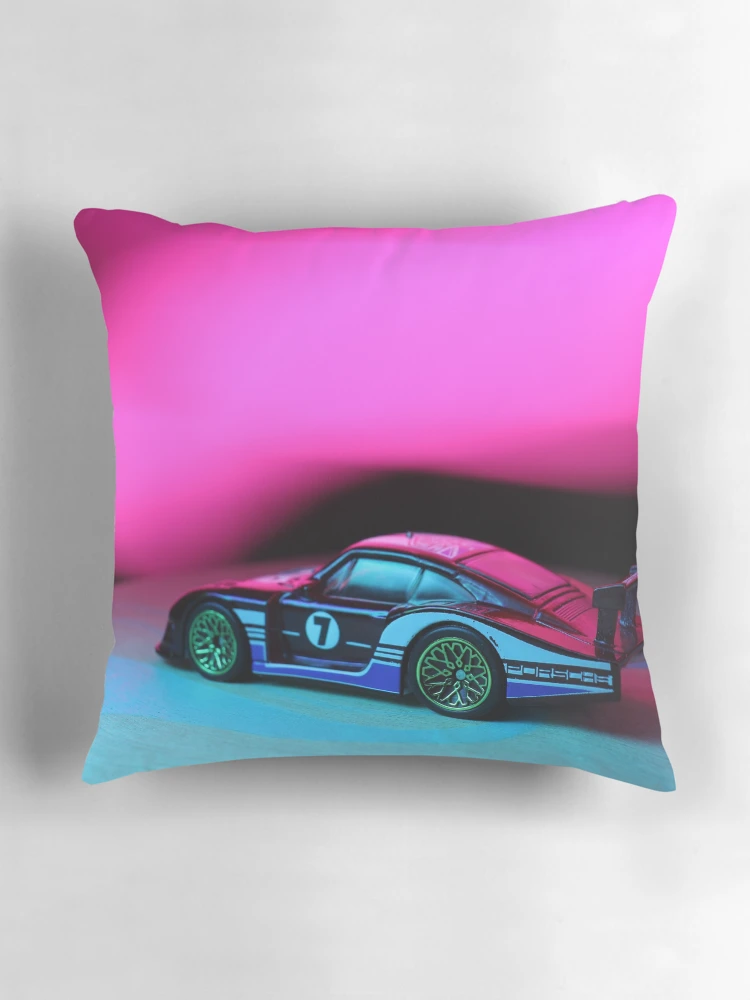 Aperçu 3 sur 4. Coussin avec l'œuvre Porsche 935 de nuit créée et vendue par mattmangrease.