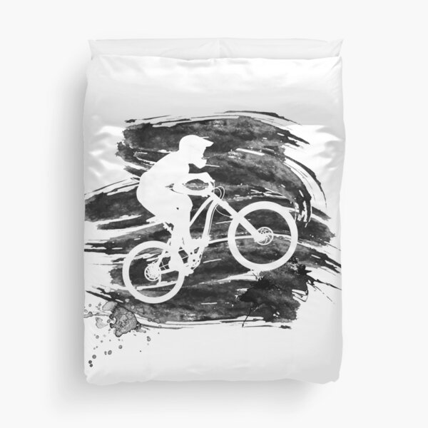 Silhouette d'un motard descendant sur un vélo de montagne sur une pente - 3 Housse de couette