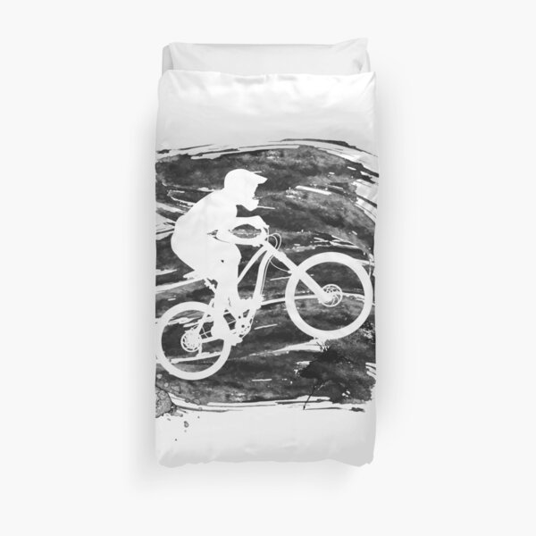 Silhouette d'un motard descendant sur un vélo de montagne sur une pente - 3 Housse de couette