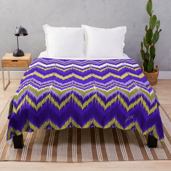 Aperçu de l'œuvre 8-Bit Ikat Pattern – Periwinkle & Lime créée et vendue par Cat Coquillette.