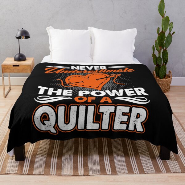 Artikelvorschau, Never Underestimate The Power Of A Quilter entworfen und verkauft von UnknownArtistt.