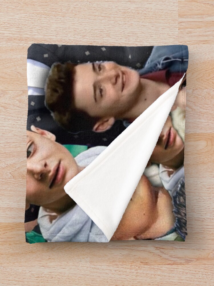 Imagen 3 de 6, Manta con la obra noah schnapp collage, diseñada y vendida por Rabias0.