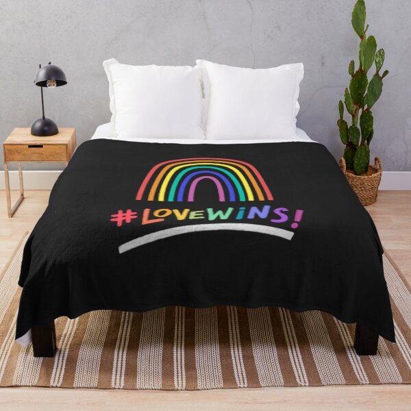 Artikelvorschau, Arc-en-ciel #LoveWins, Love LGBT Shirt, Love Wins Shirts, T-shirts LGBT, Love Tee, Love TShirts, Lgbt T-shirts, Cute Love Shirts, Rainbow Love Shirt entworfen und verkauft von Vanchys.