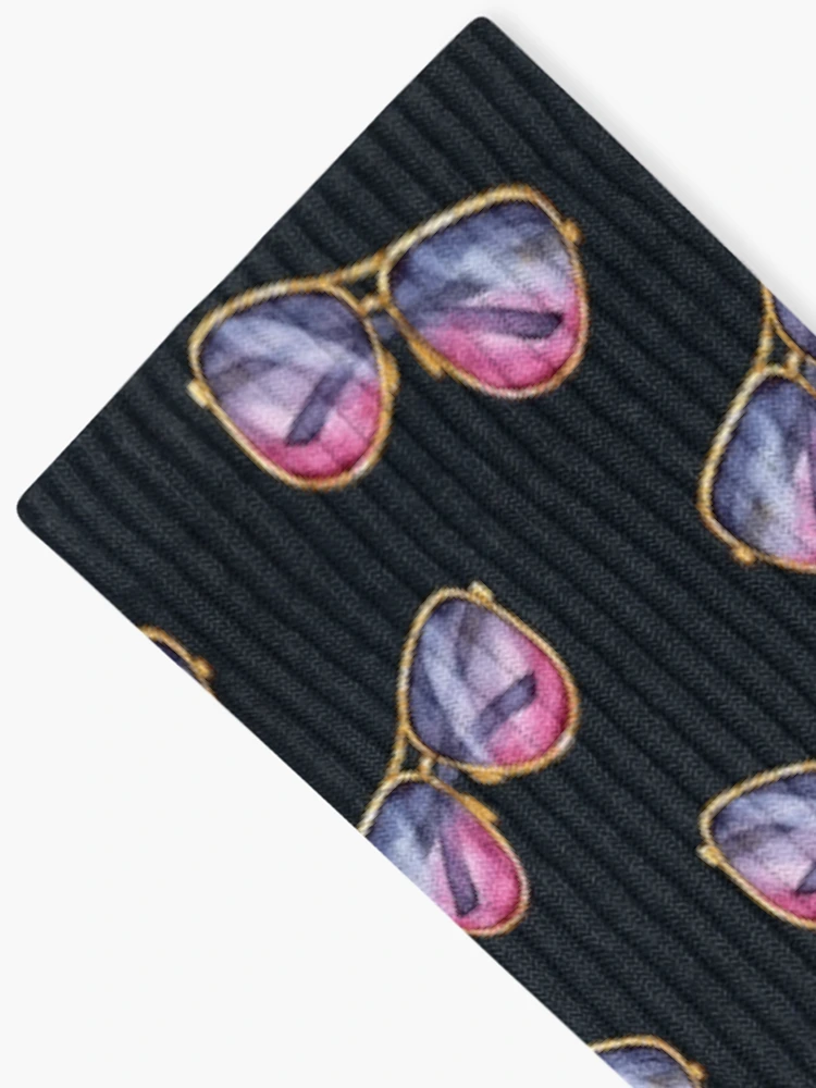 Aperçu 2 sur 5. Chaussettes avec l'œuvre Aesthetic Sunglasses Pattern 2 créée et vendue par PatternTale.