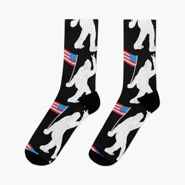 Artikelvorschau, American Bigfoot USA Flag 4th of July Sasquatch Yeti entworfen und verkauft von haselshirt.