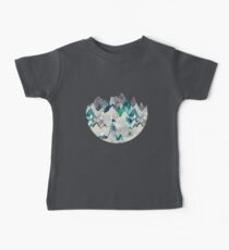 Camiseta para bebé Llamada de las montañas (en árbol de hoja perenne)