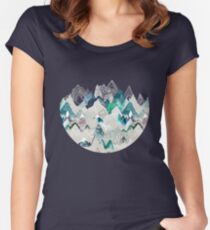 Camiseta entallada de cuello redondo Llamada de las montañas (en árbol de hoja perenne)