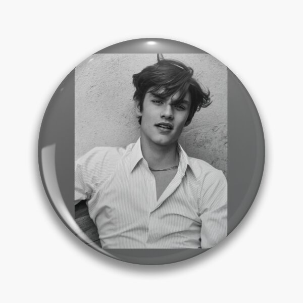 Artikelvorschau, Louis Partridge Modeling Pictures Classic entworfen und verkauft von OpalBartell.