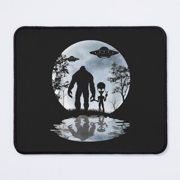 Artikelvorschau, Alien Bigfoot Moon Sasquatch UFO Extraterrestrial Men women entworfen und verkauft von Corelli87.