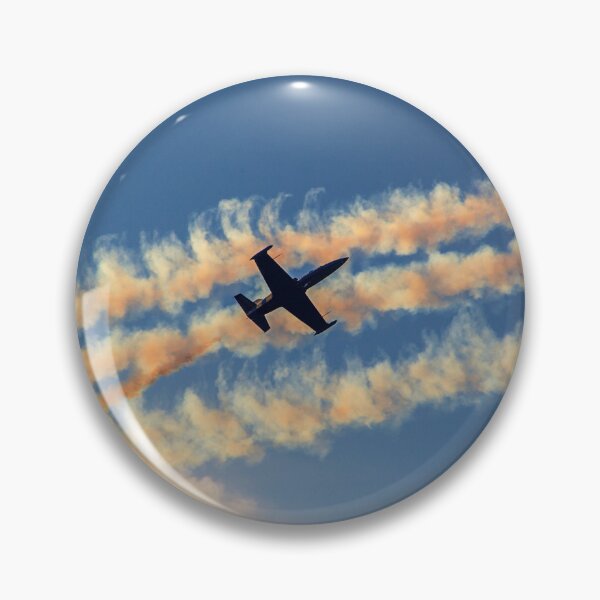 Artikelvorschau, Airplane performing aerobatics on the blue sky at airshow entworfen und verkauft von Chris-Thodd.