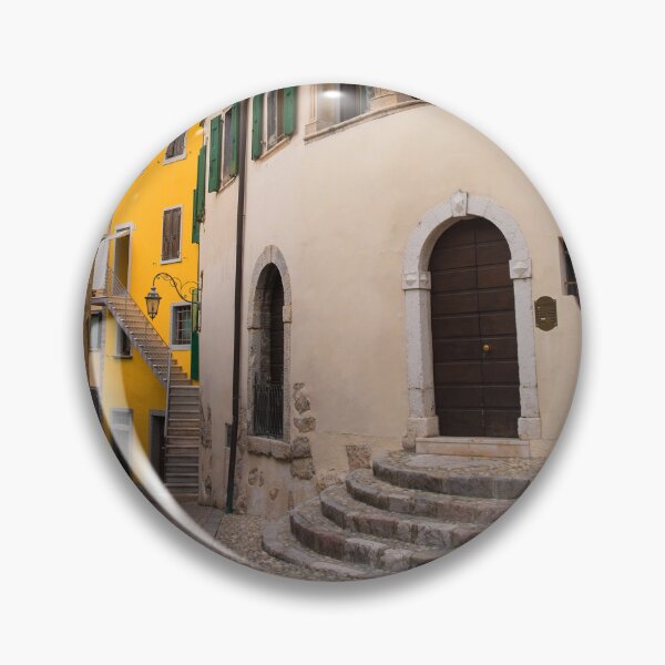 Artikelvorschau, Street in Riva del Garda, Italy entworfen und verkauft von jojobob.