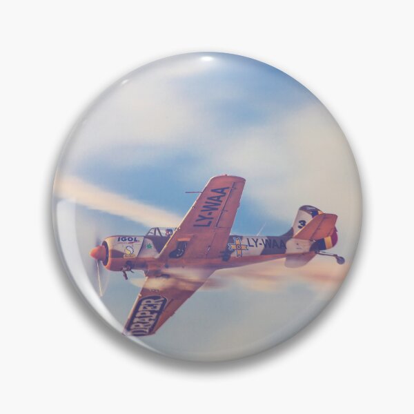 Artikelvorschau, Airplane performing aerobatics on the sky at airshow entworfen und verkauft von Chris-Thodd.