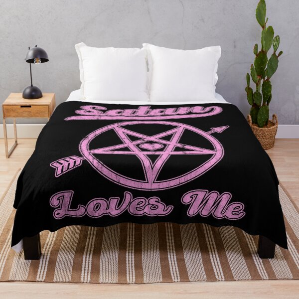 Aperçu de l'œuvre Satan m'aime ! Conception drôle de culte du diable satanique, pentagramme et coeur créée et vendue par Proverbial Wisdom Design.