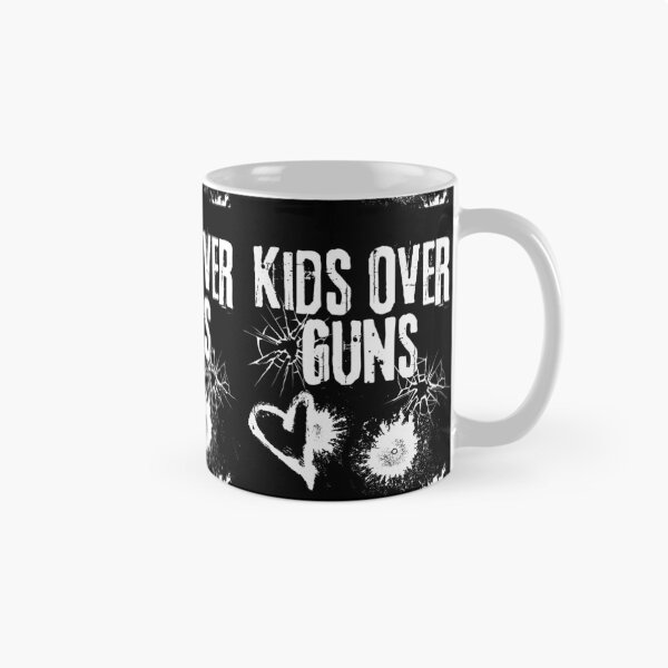 Aperçu de l'œuvre Kids Over Guns Political Protest Text Design créée et vendue par EarthArtDesigns.