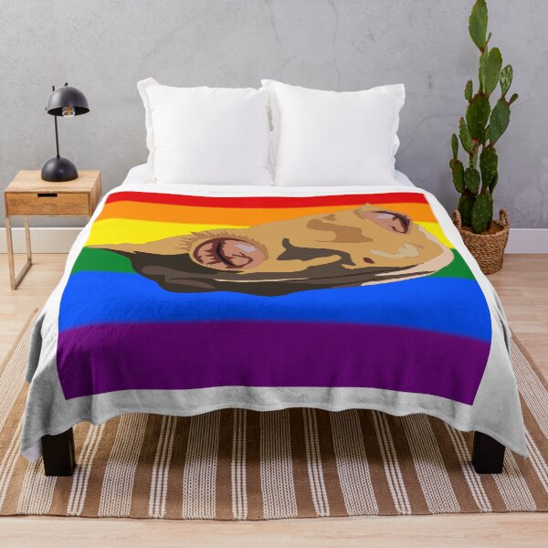 Artikelvorschau, Rainbow pride flag behind a crested gecko face  entworfen und verkauft von LeahcarsArt.