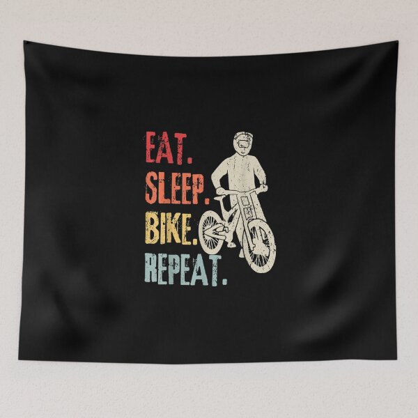 Aperçu de l'œuvre Retro Mountain Biking Bicycle Cycling Classic T-Shirt créée et vendue par laureljusjv.