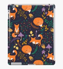 Füchse im magischen Wald iPad-Hülle & Klebefolie