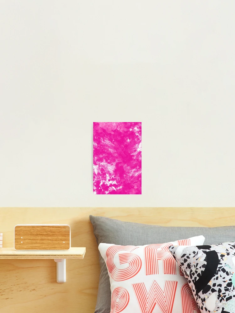 Aperçu 2 sur 3. Impression photo avec l'œuvre Solid Color Abstract Pantone® Rouge Rhodamine C créée et vendue par Single Color Studio.