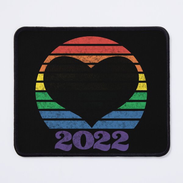 Artikelvorschau, Pride 2022 Retro inspirierter Sonnenuntergang in Regenbogenfarben mit Herzsilhouette entworfen und verkauft von MunsyArt.