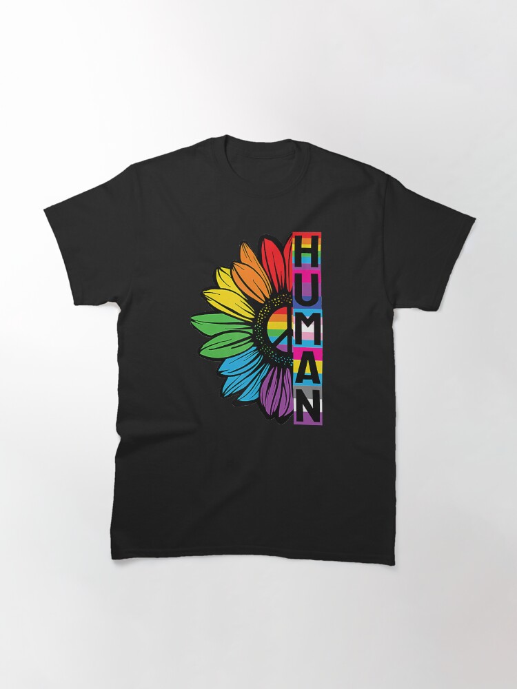Thumbnail 3 von 7, Classic T-Shirt, Pride Allyship MENSCH Sonnenblume LGBT Flagge Gay Pride Monat LGBTQ designt und verkauft von ChrissyDesignSt.