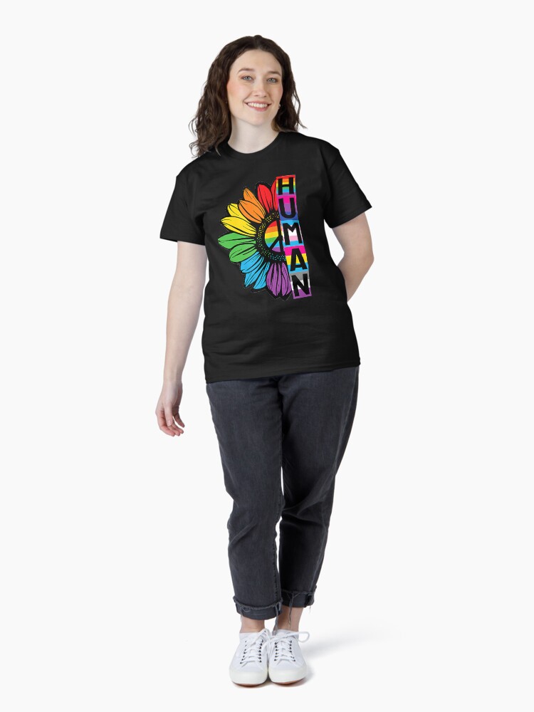 Thumbnail 4 von 7, Classic T-Shirt, Pride Allyship MENSCH Sonnenblume LGBT Flagge Gay Pride Monat LGBTQ designt und verkauft von ChrissyDesignSt.