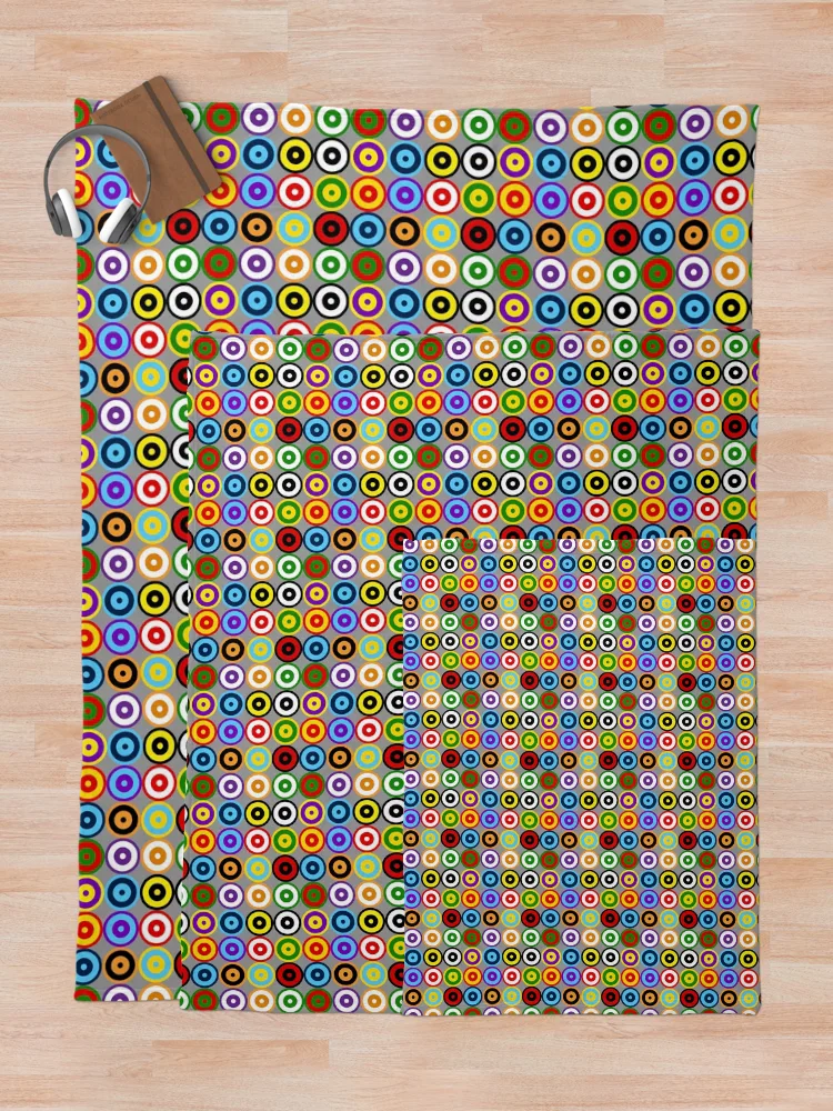 Aperçu 5 sur 6. Plaid avec l'œuvre Multi-pattern Retro Mod Roundel créée et vendue par ModSupporters.