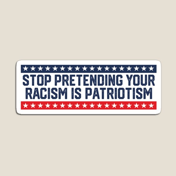 Vista previa del artículo con la obra «Deja de fingir que tu racismo es parachoques de patriotismo», diseñado y vendido por Fleyshop.