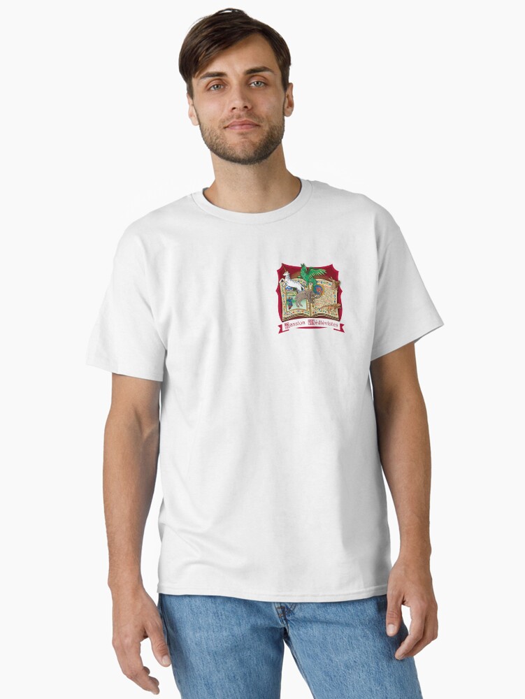 Aperçu 2 sur 7. T-shirt classique avec l'œuvre Passion Médiévistes - épisode 23 créée et vendue par PMedievistes.