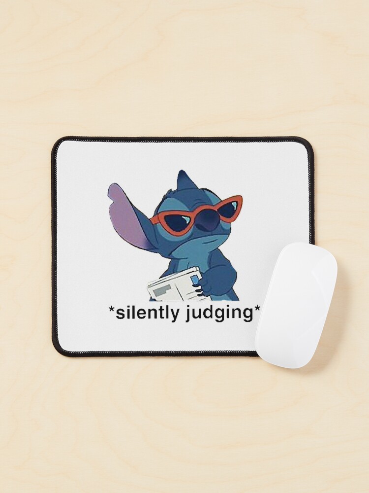 Tapis de souris for Sale avec l'œuvre « Jugement de points - Stitch de Lilo  et Stitch » de l'artiste MattheShop