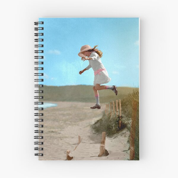 Artikelvorschau, Koloriertes Foto "Unbekanntes kleines Mädchen, das auf den Strand springt". entworfen und verkauft von KaraleeLS.
