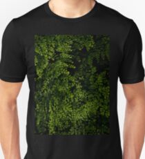 Kleine Blätter. Slim Fit T-Shirt