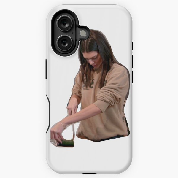 Aperçu de l'œuvre Kendall Jenner coupant un concombre créée et vendue par lovingnature324.