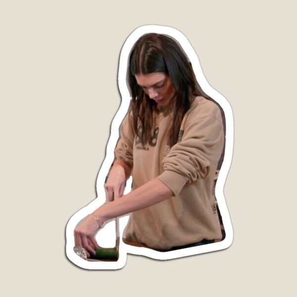 Aperçu de l'œuvre Kendall Jenner coupant un concombre créée et vendue par lovingnature324.