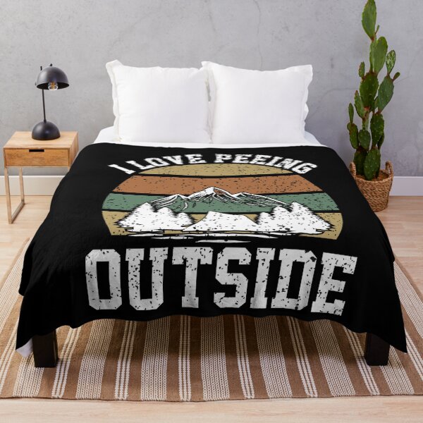 Artikelvorschau, Ich liebe es, draußen zu pinkeln. Wanderliebhaber. Lustiges Camping-Geschenk entworfen und verkauft von SharpThreadZ.