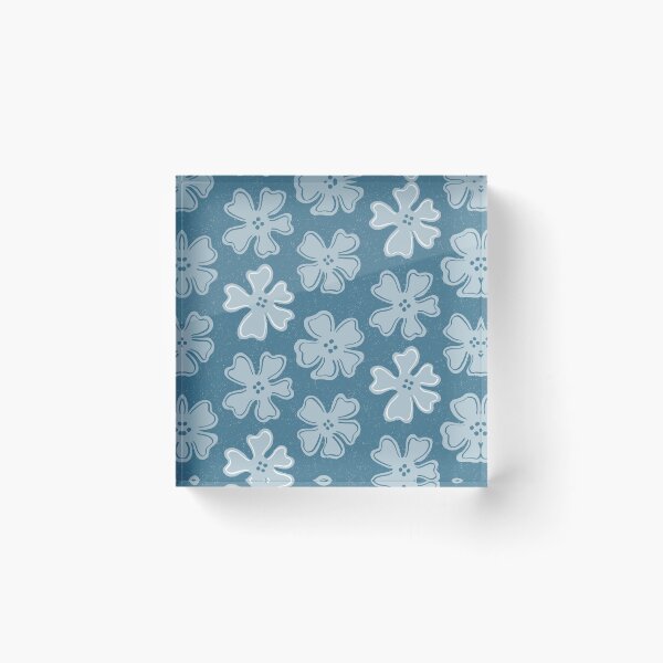 Artikelvorschau, Muster aus hellblauen Knopfblumen mit weiß auf blau entworfen und verkauft von colorofmagic.