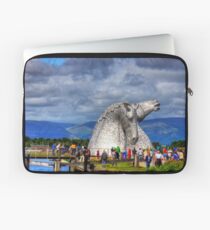 Massen in den Kelpies Laptoptasche